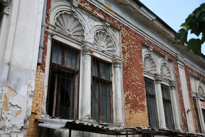 Indiferenţa distruge monumentele de arhitectură din Capitală. Zeci de clădiri istorice se risipesc pe zi ce trece (FOTOREPORT)