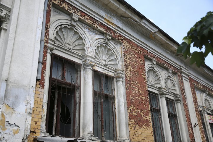 Indiferenţa distruge monumentele de arhitectură din Capitală. Zeci de clădiri istorice se risipesc pe zi ce trece (FOTOREPORT)