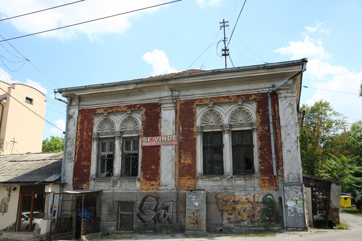 Indiferenţa distruge monumentele de arhitectură din Capitală. Zeci de clădiri istorice se risipesc pe zi ce trece (FOTOREPORT)