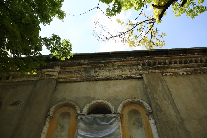 Indiferenţa distruge monumentele de arhitectură din Capitală. Zeci de clădiri istorice se risipesc pe zi ce trece (FOTOREPORT)