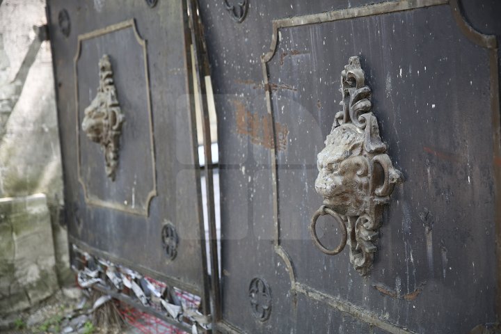 Indiferenţa distruge monumentele de arhitectură din Capitală. Zeci de clădiri istorice se risipesc pe zi ce trece (FOTOREPORT)