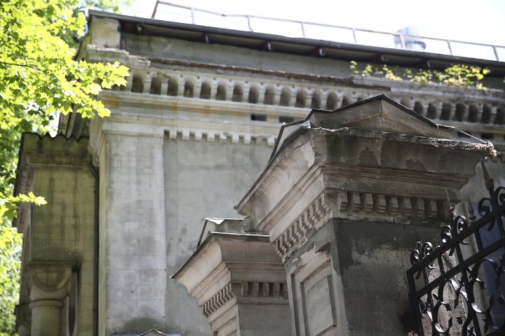 Indiferenţa distruge monumentele de arhitectură din Capitală. Zeci de clădiri istorice se risipesc pe zi ce trece (FOTOREPORT)