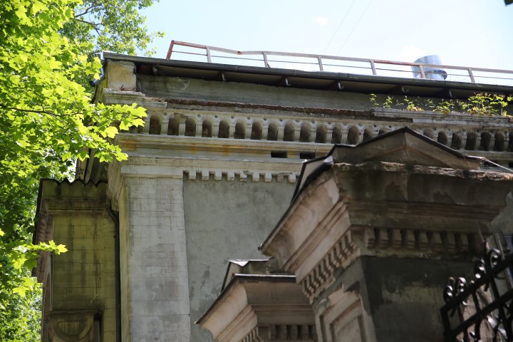 Indiferenţa distruge monumentele de arhitectură din Capitală. Zeci de clădiri istorice se risipesc pe zi ce trece (FOTOREPORT)