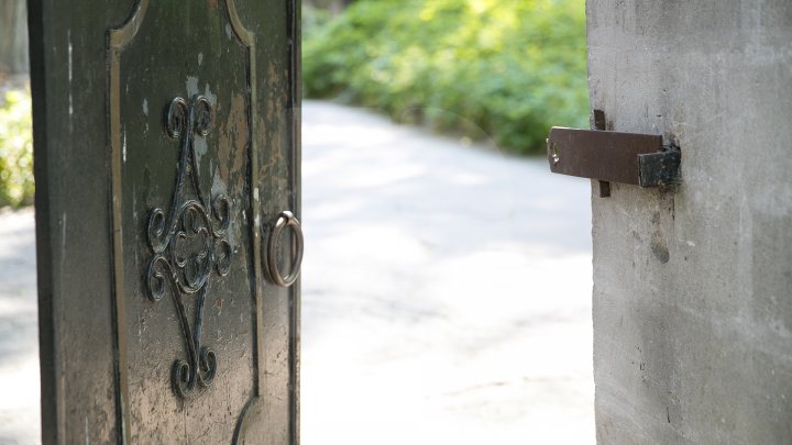 Indiferenţa distruge monumentele de arhitectură din Capitală. Zeci de clădiri istorice se risipesc pe zi ce trece (FOTOREPORT)