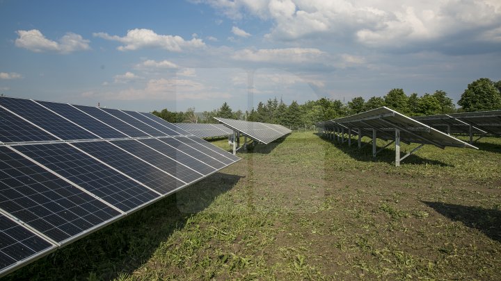 A fost inaugurat cel mai mare parc solar din Moldova. Pentru câte familii pot genera energie aceste instalații (FOTOREPORT)