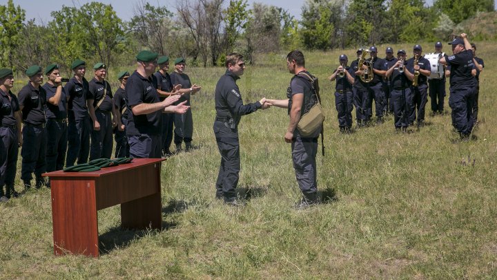 Cei mai bravi poliţişti de frontieră au primit astăzi BERETA DE ONOARE (FOTOREPORT)