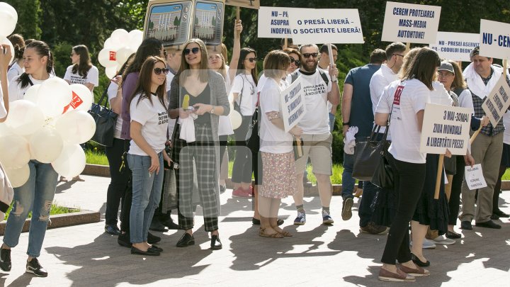 PENTRU LIBERTATEA PRESEI! Mai mulți jurnaliști și reprezentanți ai ONG-urilor au mărșăluit cu ocazia Zilei Mondiale a Libertăţii Presei