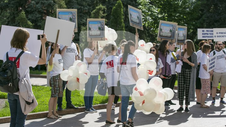 PENTRU LIBERTATEA PRESEI! Mai mulți jurnaliști și reprezentanți ai ONG-urilor au mărșăluit cu ocazia Zilei Mondiale a Libertăţii Presei