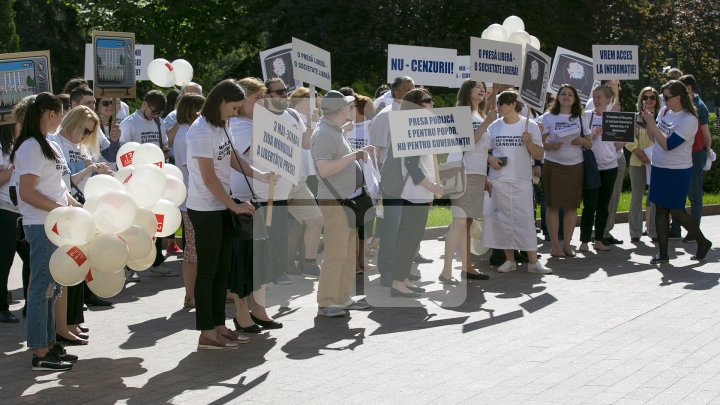 PENTRU LIBERTATEA PRESEI! Mai mulți jurnaliști și reprezentanți ai ONG-urilor au mărșăluit cu ocazia Zilei Mondiale a Libertăţii Presei