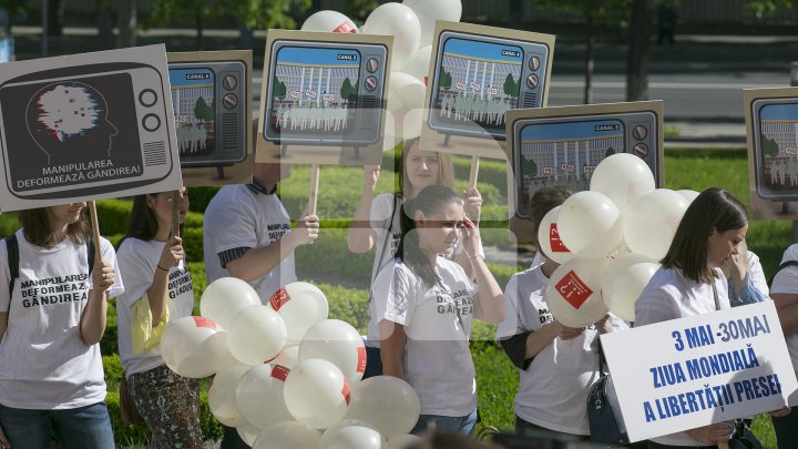 PENTRU LIBERTATEA PRESEI! Mai mulți jurnaliști și reprezentanți ai ONG-urilor au mărșăluit cu ocazia Zilei Mondiale a Libertăţii Presei