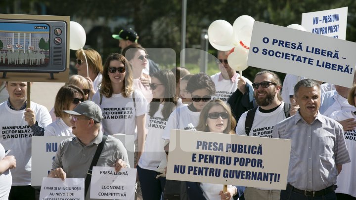 PENTRU LIBERTATEA PRESEI! Mai mulți jurnaliști și reprezentanți ai ONG-urilor au mărșăluit cu ocazia Zilei Mondiale a Libertăţii Presei