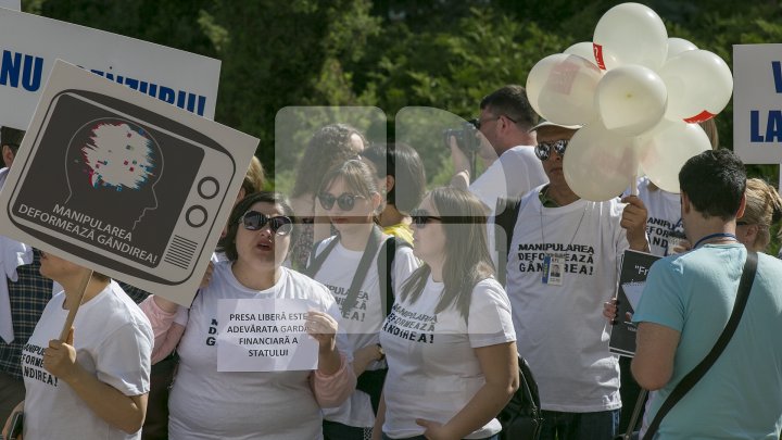 PENTRU LIBERTATEA PRESEI! Mai mulți jurnaliști și reprezentanți ai ONG-urilor au mărșăluit cu ocazia Zilei Mondiale a Libertăţii Presei