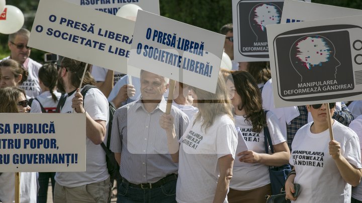 PENTRU LIBERTATEA PRESEI! Mai mulți jurnaliști și reprezentanți ai ONG-urilor au mărșăluit cu ocazia Zilei Mondiale a Libertăţii Presei