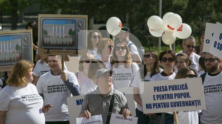 PENTRU LIBERTATEA PRESEI! Mai mulți jurnaliști și reprezentanți ai ONG-urilor au mărșăluit cu ocazia Zilei Mondiale a Libertăţii Presei