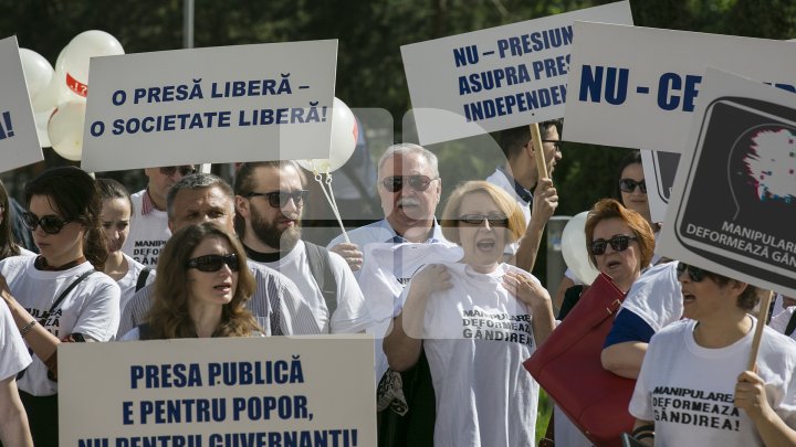 PENTRU LIBERTATEA PRESEI! Mai mulți jurnaliști și reprezentanți ai ONG-urilor au mărșăluit cu ocazia Zilei Mondiale a Libertăţii Presei