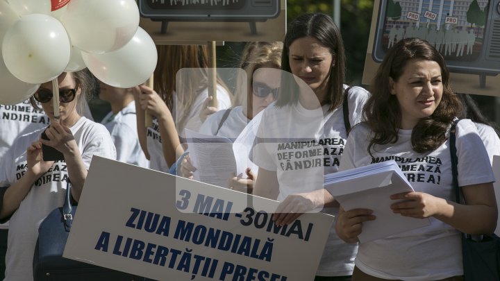 PENTRU LIBERTATEA PRESEI! Mai mulți jurnaliști și reprezentanți ai ONG-urilor au mărșăluit cu ocazia Zilei Mondiale a Libertăţii Presei