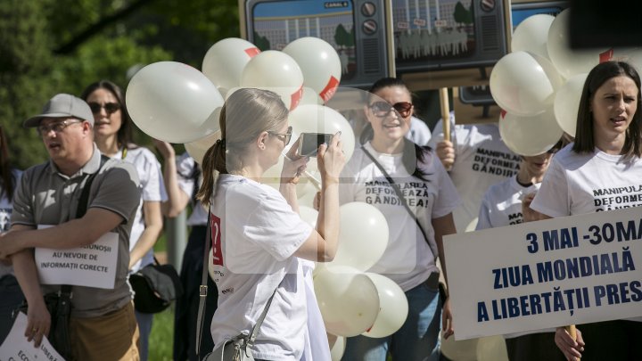 PENTRU LIBERTATEA PRESEI! Mai mulți jurnaliști și reprezentanți ai ONG-urilor au mărșăluit cu ocazia Zilei Mondiale a Libertăţii Presei