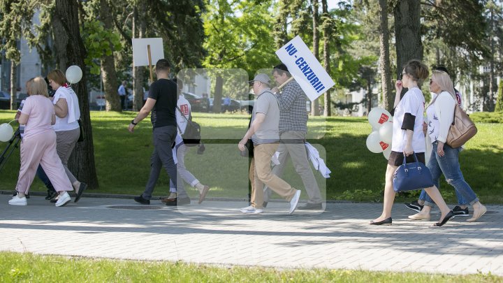 PENTRU LIBERTATEA PRESEI! Mai mulți jurnaliști și reprezentanți ai ONG-urilor au mărșăluit cu ocazia Zilei Mondiale a Libertăţii Presei