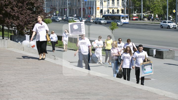 PENTRU LIBERTATEA PRESEI! Mai mulți jurnaliști și reprezentanți ai ONG-urilor au mărșăluit cu ocazia Zilei Mondiale a Libertăţii Presei