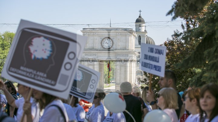 PENTRU LIBERTATEA PRESEI! Mai mulți jurnaliști și reprezentanți ai ONG-urilor au mărșăluit cu ocazia Zilei Mondiale a Libertăţii Presei