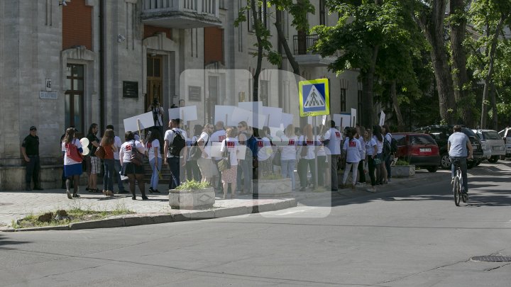 PENTRU LIBERTATEA PRESEI! Mai mulți jurnaliști și reprezentanți ai ONG-urilor au mărșăluit cu ocazia Zilei Mondiale a Libertăţii Presei