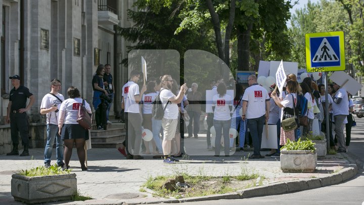 PENTRU LIBERTATEA PRESEI! Mai mulți jurnaliști și reprezentanți ai ONG-urilor au mărșăluit cu ocazia Zilei Mondiale a Libertăţii Presei