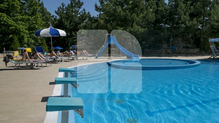 Fete sexy şi bărbaţi apetisanţi la piscinele din Capitală. Sezonul de bronzat, declarat deschis (FOTOREPORT)