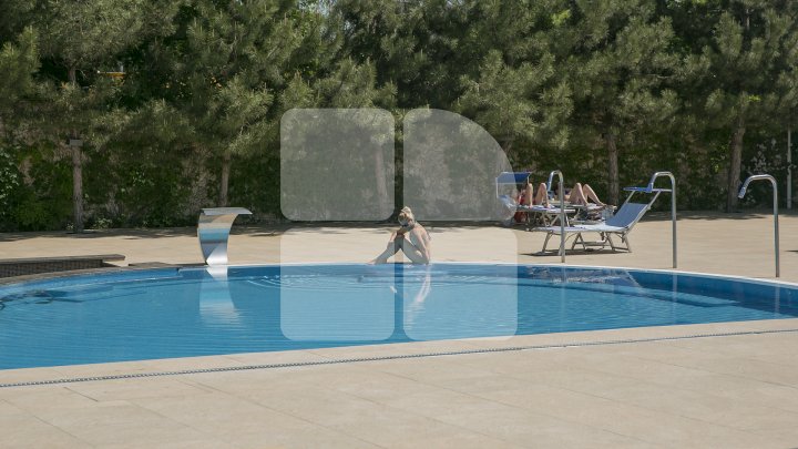 Fete sexy şi bărbaţi apetisanţi la piscinele din Capitală. Sezonul de bronzat, declarat deschis (FOTOREPORT)