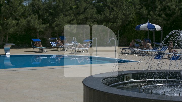 Fete sexy şi bărbaţi apetisanţi la piscinele din Capitală. Sezonul de bronzat, declarat deschis (FOTOREPORT)