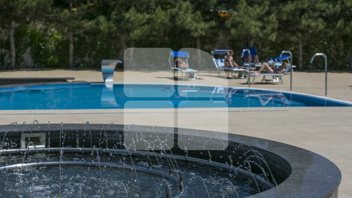 Fete sexy şi bărbaţi apetisanţi la piscinele din Capitală. Sezonul de bronzat, declarat deschis (FOTOREPORT)