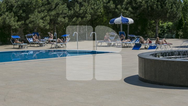 Fete sexy şi bărbaţi apetisanţi la piscinele din Capitală. Sezonul de bronzat, declarat deschis (FOTOREPORT)