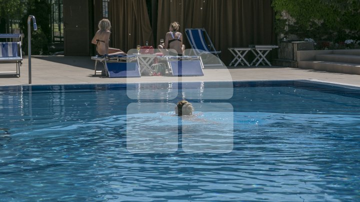 Fete sexy şi bărbaţi apetisanţi la piscinele din Capitală. Sezonul de bronzat, declarat deschis (FOTOREPORT)