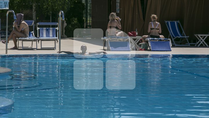 Fete sexy şi bărbaţi apetisanţi la piscinele din Capitală. Sezonul de bronzat, declarat deschis (FOTOREPORT)