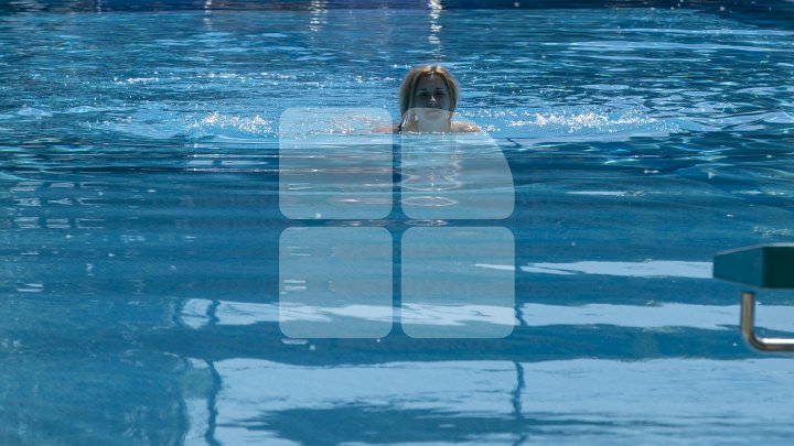 Fete sexy şi bărbaţi apetisanţi la piscinele din Capitală. Sezonul de bronzat, declarat deschis (FOTOREPORT)