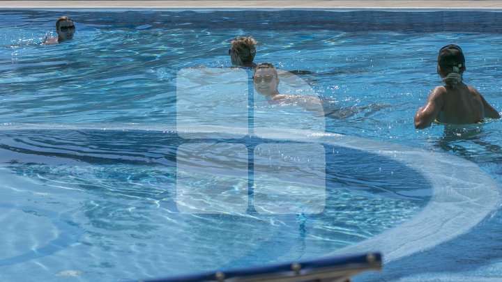 Fete sexy şi bărbaţi apetisanţi la piscinele din Capitală. Sezonul de bronzat, declarat deschis (FOTOREPORT)