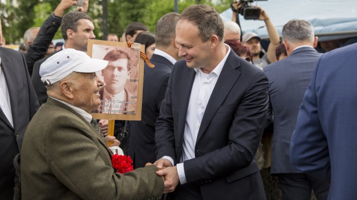 Moldova sărbătoreşte 9 MAI. Oficialii au depus flori şi au comemorat eroii căzuţi pe câmpul de luptă (FOTO/VIDEO)