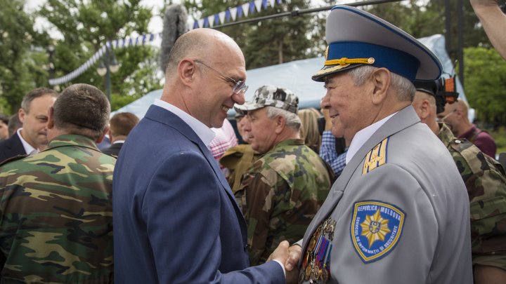 Vlad Plahotniuc la terciul ostăşesc alături de veterani în Scuarul Catedralei (FOTOREPORT)