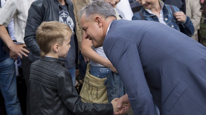 Vlad Plahotniuc la terciul ostăşesc alături de veterani în Scuarul Catedralei (FOTOREPORT)