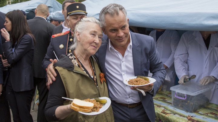 Moldova sărbătoreşte 9 MAI. Oficialii au depus flori şi au comemorat eroii căzuţi pe câmpul de luptă (FOTO/VIDEO)