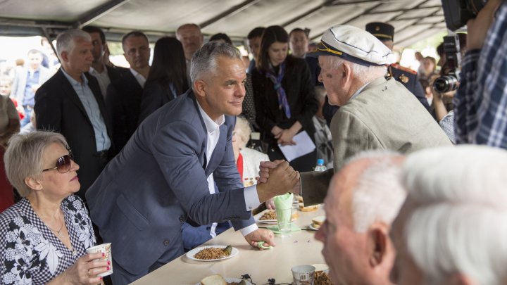 Vlad Plahotniuc la terciul ostăşesc alături de veterani în Scuarul Catedralei (FOTOREPORT)