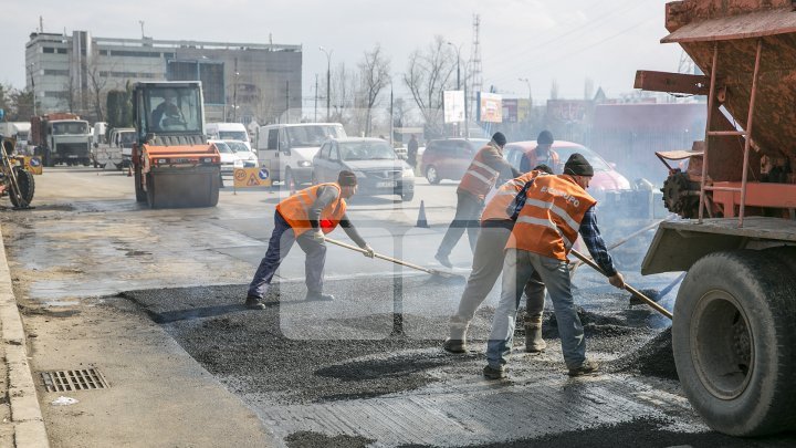 În Capitală continuă lucrările de reparaţie a drumurilor. Străzile pe care se va interveni astăzi 