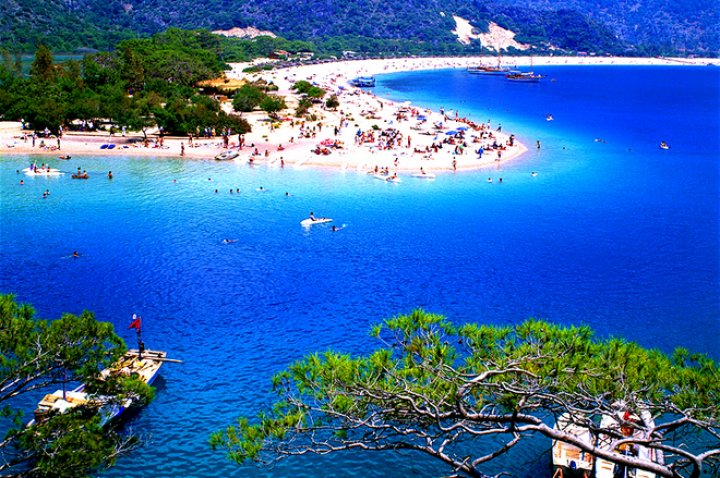 Peisaj desprins parcă din poveşti. Cum arată cea mai frumoasă lagună albastră de pe Pământ (FOTO)