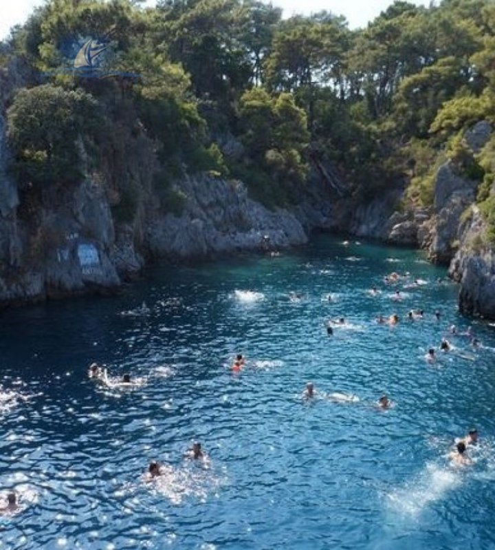 Peisaj desprins parcă din poveşti. Cum arată cea mai frumoasă lagună albastră de pe Pământ (FOTO)