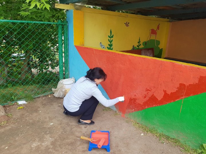 Condiţii mai bune pentru copii. Terenul de joacă de la grădiniţa nr. 47 a fost reamenajat la îndemnul Silviei Radu