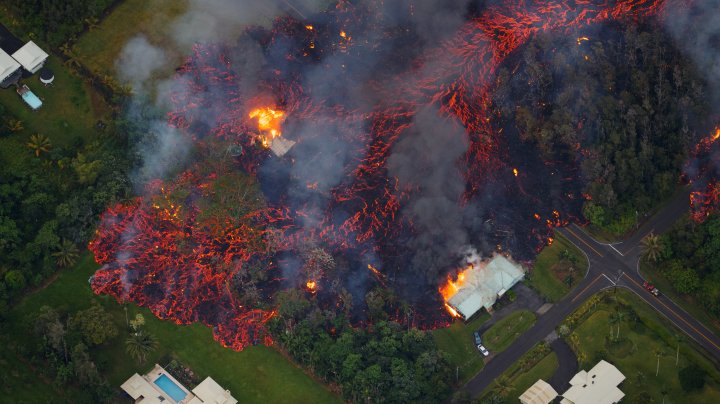 TERIFIANT! Momentul în care lava vulcanului Kilauea din Hawaii înghite o mașină (FOTO)