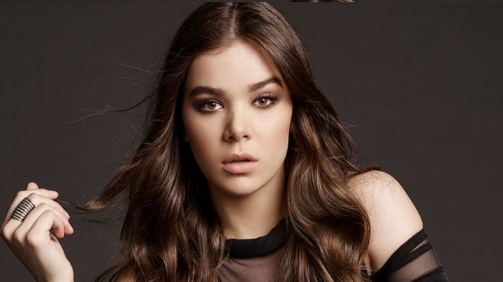 Apple va realiza o comedie despre poeta Emily Dickinson, cu Hailee Steinfeld ca protagonistă