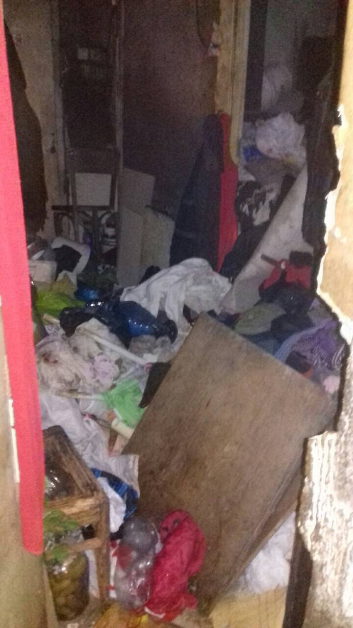 Calvarul unor locatari din Telecentru: Un apartament, transformat în groapă de gunoi, A LUAT FOC (FOTO)