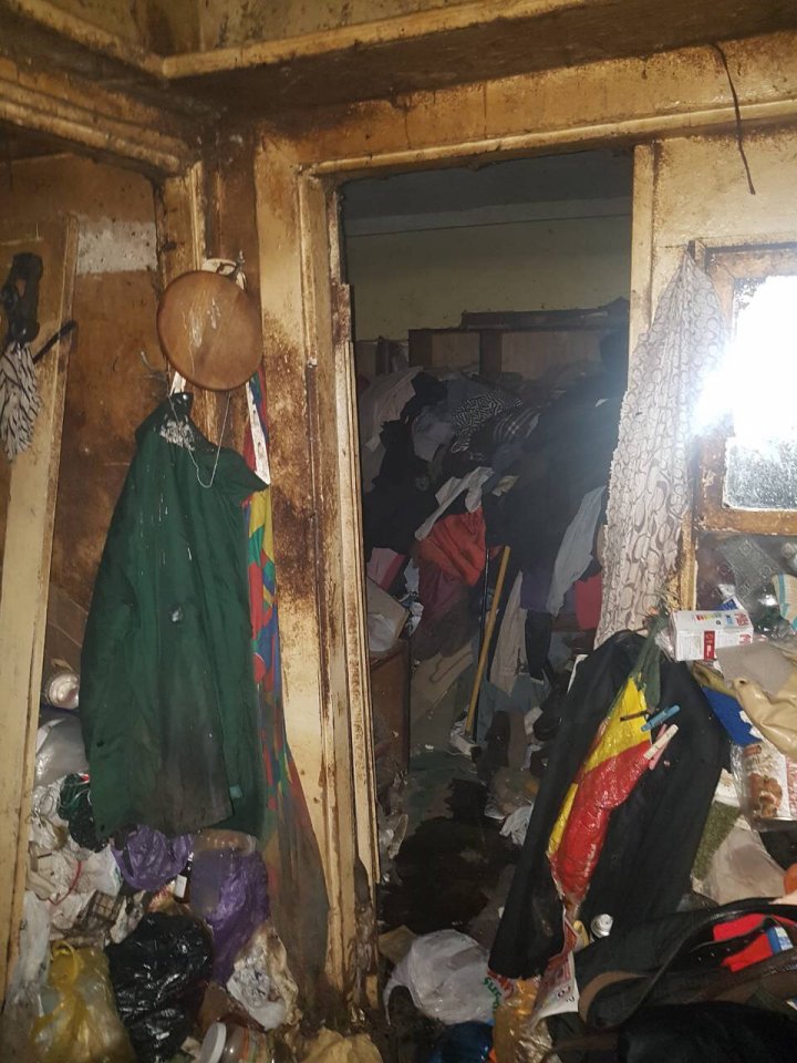 Calvarul unor locatari din Telecentru: Un apartament, transformat în groapă de gunoi, A LUAT FOC (FOTO)