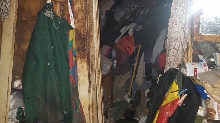 Calvarul unor locatari din Telecentru: Un apartament, transformat în groapă de gunoi, A LUAT FOC (FOTO)