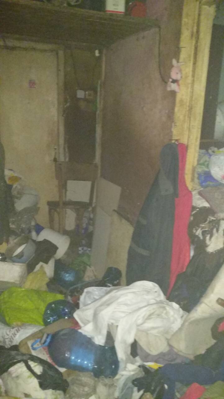 Calvarul unor locatari din Telecentru: Un apartament, transformat în groapă de gunoi, A LUAT FOC (FOTO)